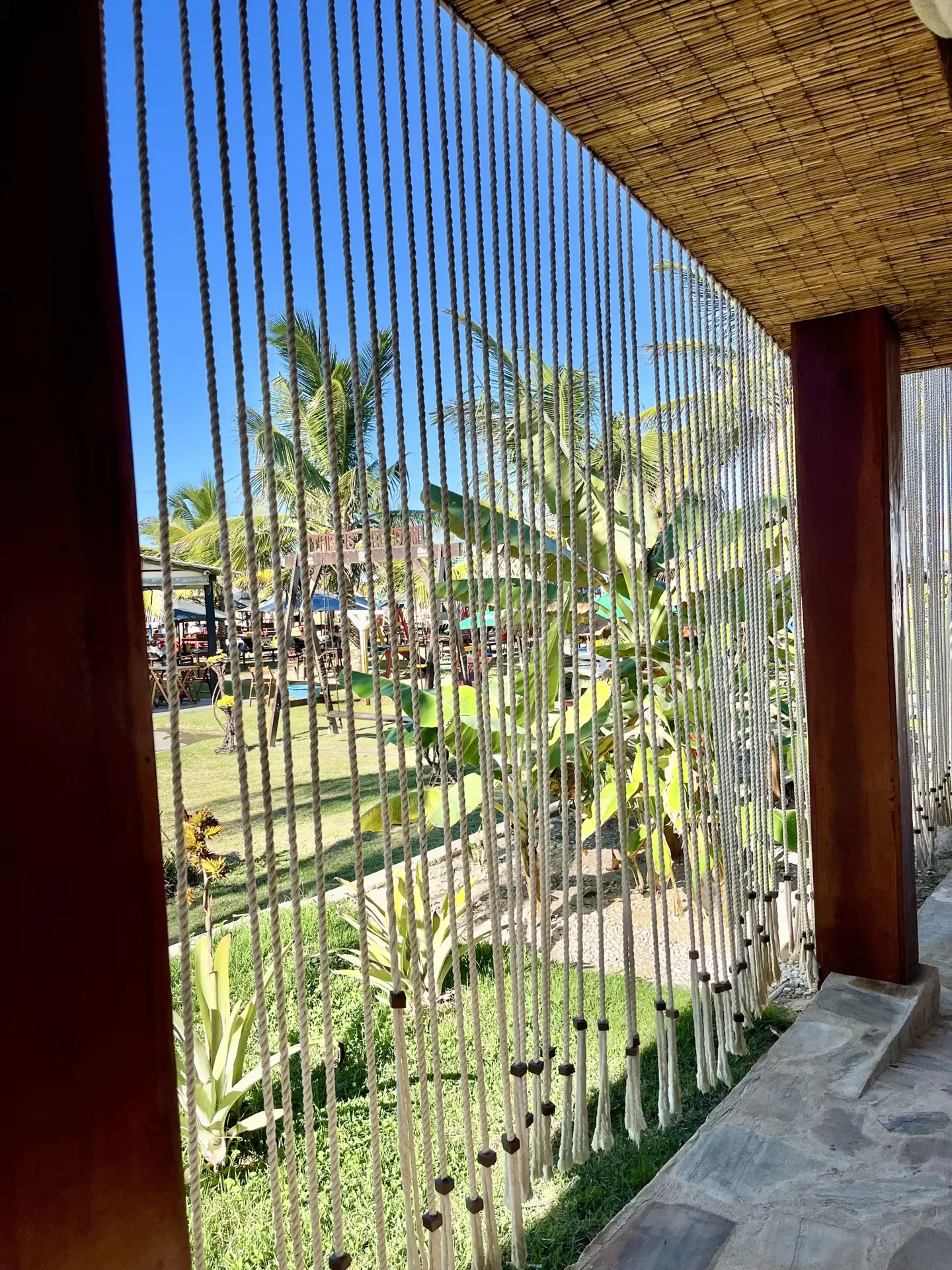 Painel de cordas com vista para a área externa